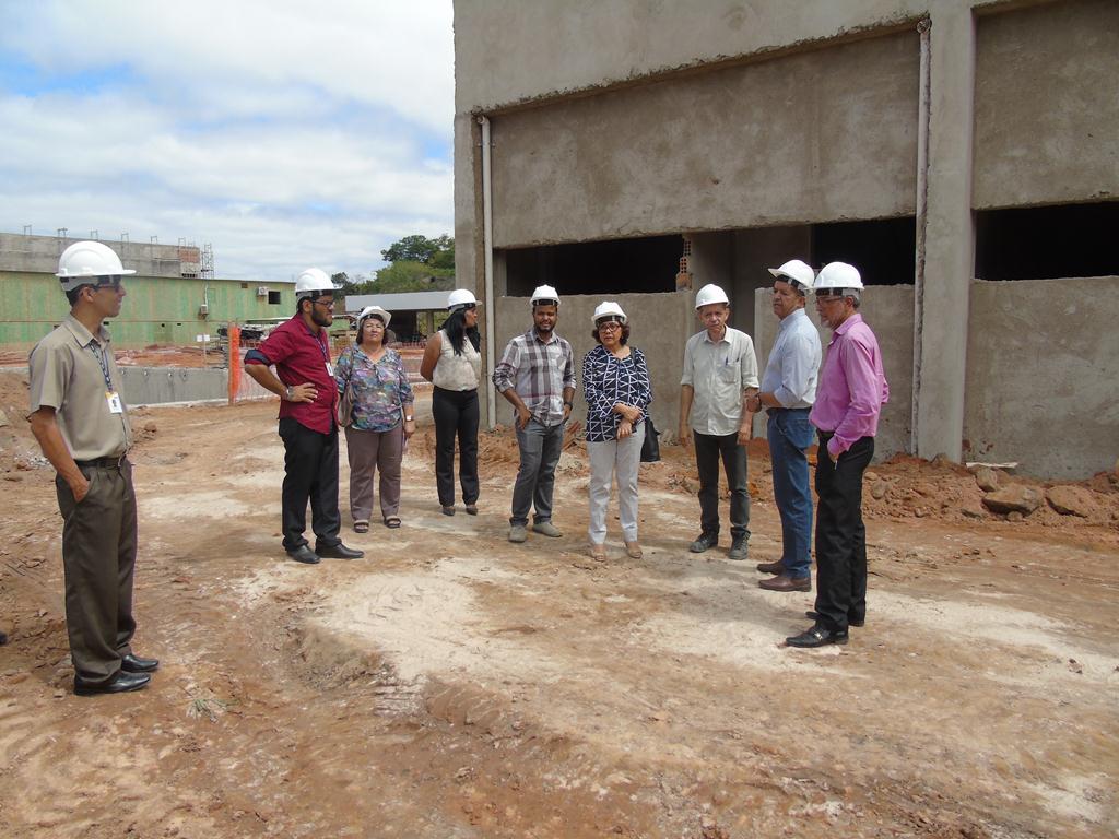 Comitiva em visita a futura instalação do SESC